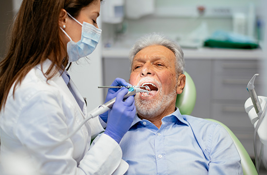 Mit der richtigen Zahnpflege und regelmäßigen Zahnarztbesuchen kann man als Rheuma-Patient viel zur Mundgesundheit beitragen.